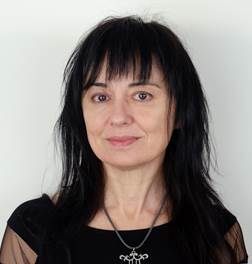 Mujer de cabello largo sonriendo

Descripción generada automáticamente